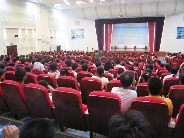 慶祝建黨八十八周年“應(yīng)危機、講奉獻、求發(fā)展”演講比賽